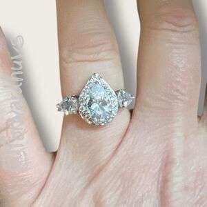 ☑️ Pear‑Shaped Halo Ring – Triple‑Stone Design in Bright White Metal Size 8.25